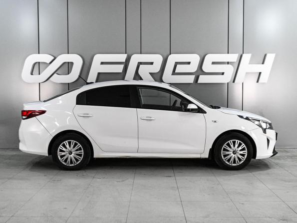 Kia Rio IV Рестайлинг с пробегом 2021 года, цена 1 359 000 рублей, 58468 км, седан, Автокод Объявления