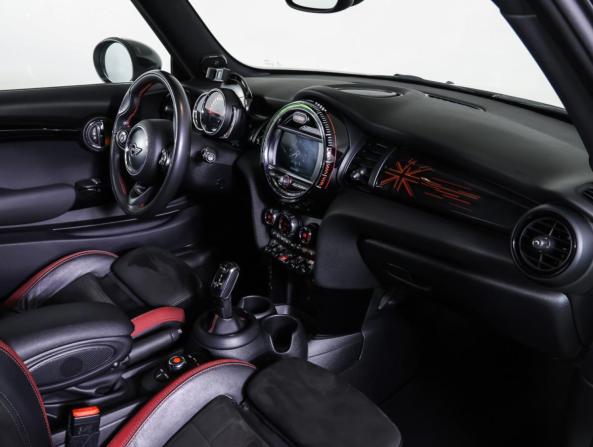 Mini Hatch III (F55/F56) Рестайлинг с пробегом 2018 года, цена 3 019 500 рублей, 49500 км, хэтчбек, Автокод Объявления