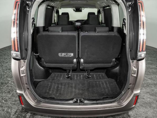 Toyota Noah III (R80) Рестайлинг с пробегом 2017 года, цена 1 970 000 рублей, 147099 км, минивэн, Автокод Объявления