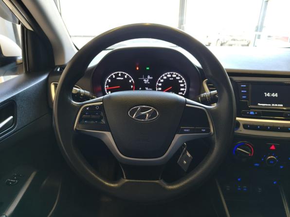 Hyundai Solaris II с пробегом 2017 года, цена 910 000 рублей, 207860 км, седан, Автокод Объявления