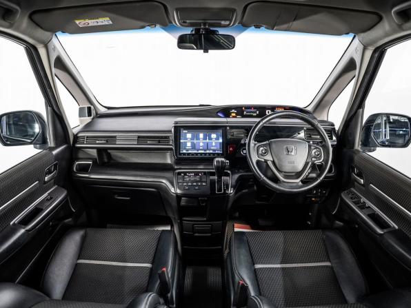 Honda Stepwgn V с пробегом 2016 года, цена 1 700 000 рублей, 207567 км, минивэн, Автокод Объявления