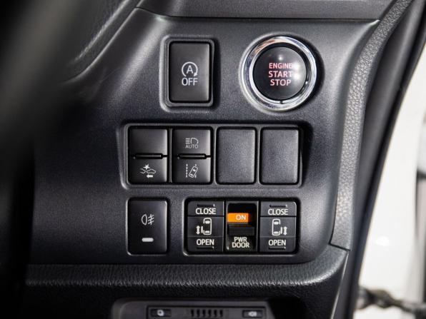 Toyota Noah III (R80) Рестайлинг с пробегом 2017 года, цена 2 100 000 рублей, 173955 км, минивэн, Автокод Объявления