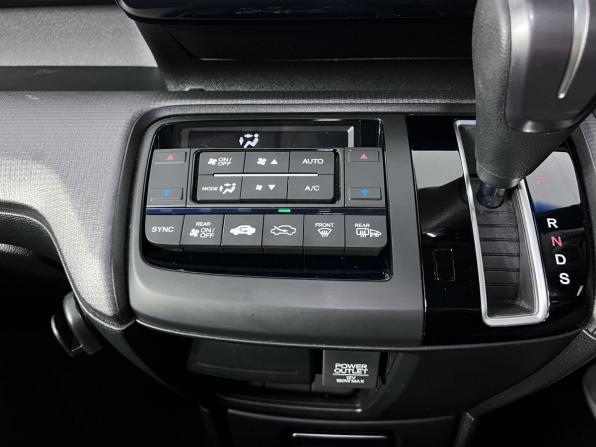 Honda Stepwgn V с пробегом 2016 года, цена 2 350 000 рублей, 105376 км, минивэн, Автокод Объявления