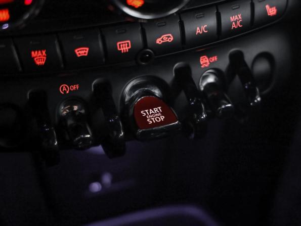Mini Hatch III (F55/F56) Рестайлинг с пробегом 2020 года, цена 2 349 000 рублей, 44765 км, хэтчбек, Автокод Объявления