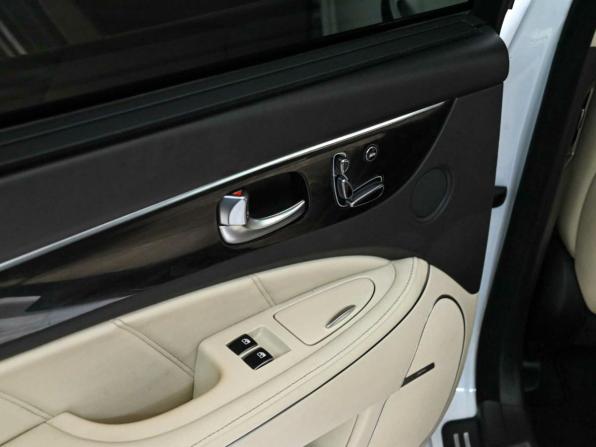Hyundai Equus II Рестайлинг с пробегом 2015 года, цена 1 690 000 рублей, 198437 км, седан, Автокод Объявления