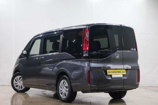 Honda Stepwgn V с пробегом 2017 года, цена 2 099 000 рублей, 110000 км, минивэн, Автокод Объявления
