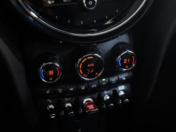 Mini Hatch III (F55/F56) Рестайлинг 2 с пробегом 2021 года, цена 2 399 000 рублей, 70681 км, хэтчбек, Автокод Объявления