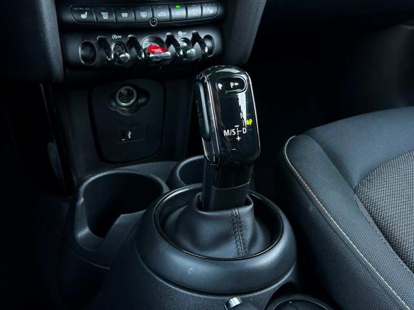 Mini Hatch III (F55/F56) Рестайлинг с пробегом 2021 года, цена 2 220 700 рублей, 108117 км, хэтчбек, Автокод Объявления