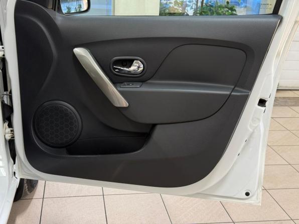 Renault Logan II Рестайлинг с пробегом 2021 года, цена 899 000 рублей, 92000 км, седан, Автокод Объявления