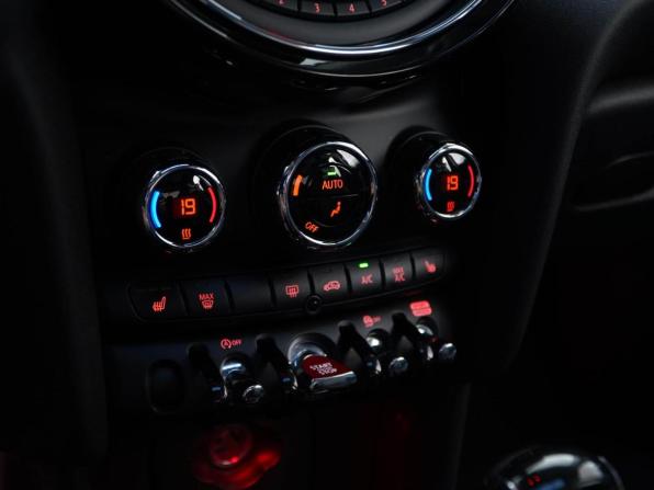 Mini Hatch III (F55/F56) Рестайлинг с пробегом 2020 года, цена 2 400 050 рублей, 85789 км, хэтчбек, Автокод Объявления