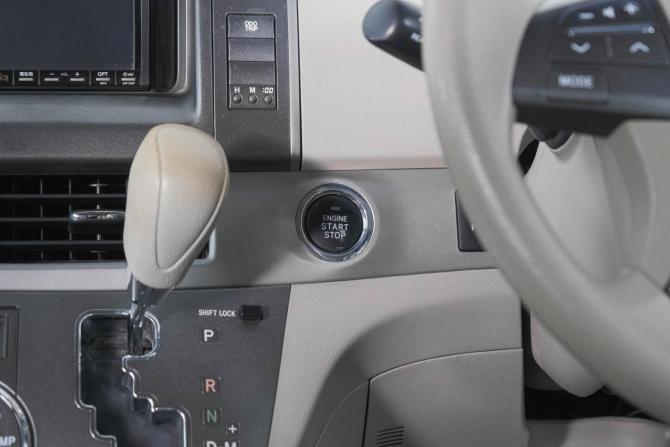 Toyota Estima III Рестайлинг с пробегом 2011 года, цена 659 000 рублей, 203467 км, минивэн, Автокод Объявления