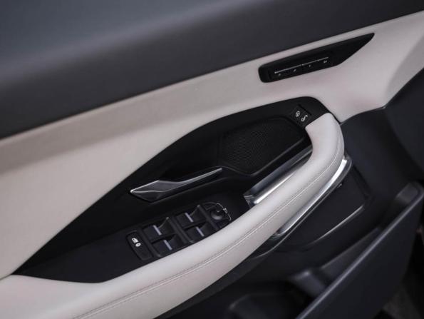 Jaguar E-Pace I с пробегом 2019 года, цена 2 750 000 рублей, 93033 км, внедорожник, Автокод Объявления