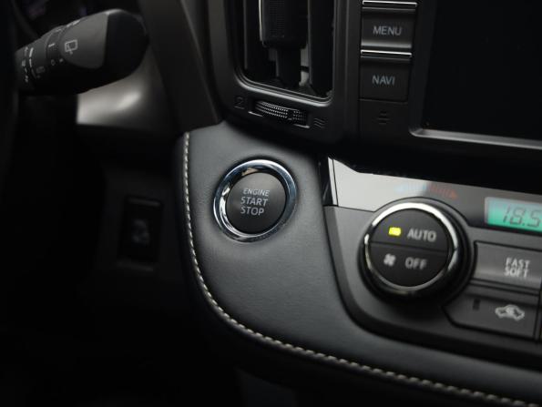 Toyota RAV4 IV (XA40) Рестайлинг с пробегом 2018 года, цена 2 699 777 рублей, 64124 км, внедорожник, Автокод Объявления