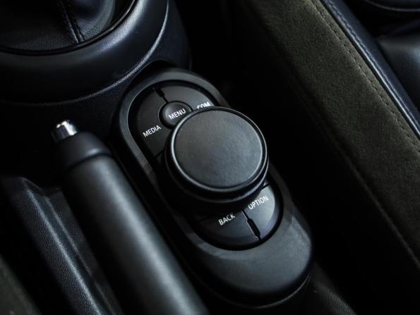 Mini Hatch III (F55/F56) Рестайлинг 2 с пробегом 2021 года, цена 2 399 000 рублей, 70681 км, хэтчбек, Автокод Объявления