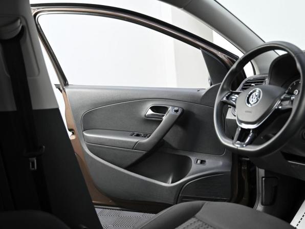 Volkswagen Polo V Рестайлинг с пробегом 2017 года, цена 589 000 рублей, 92647 км, седан, Автокод Объявления
