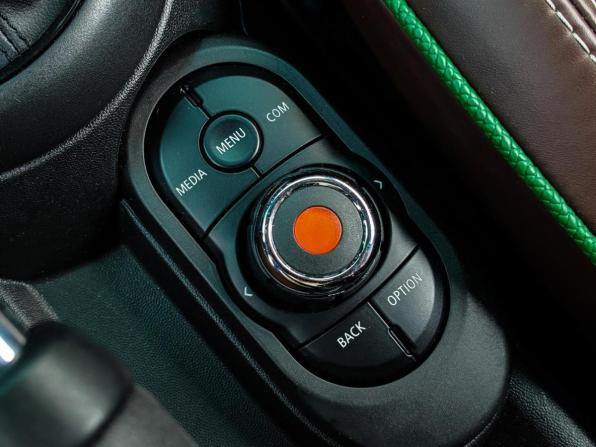 Mini Hatch III (F55/F56) Рестайлинг с пробегом 2019 года, цена 2 650 000 рублей, 112551 км, хэтчбек, Автокод Объявления