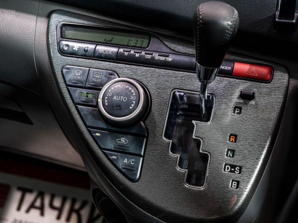 Toyota ISis I Рестайлинг с пробегом 2010 года, цена 1 270 000 рублей, 139389 км, компактвэн, Автокод Объявления