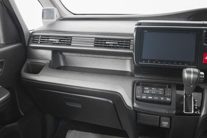 Honda Stepwgn V с пробегом 2016 года, цена 1 849 000 рублей, 117000 км, минивэн, Автокод Объявления