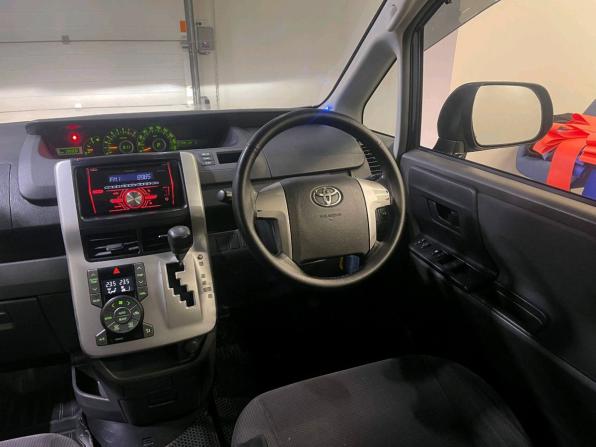 Toyota Voxy II (R70) с пробегом 2009 года, цена 1 050 000 рублей, 292029 км, минивэн, Автокод Объявления