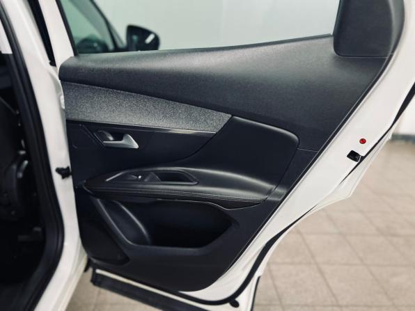 Peugeot 3008 II с пробегом 2017 года, цена 1 600 000 рублей, 117002 км, внедорожник, Автокод Объявления