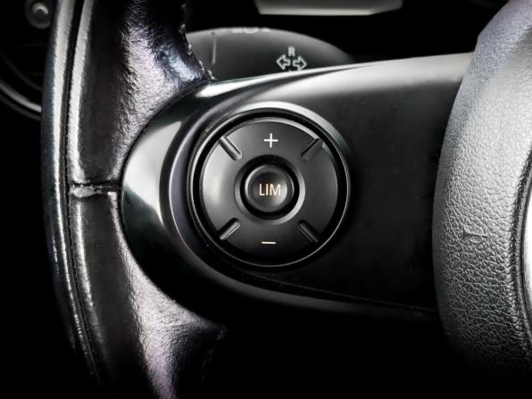 Mini Hatch III (F55/F56) Рестайлинг с пробегом 2018 года, цена 1 715 000 рублей, 81512 км, хэтчбек, Автокод Объявления
