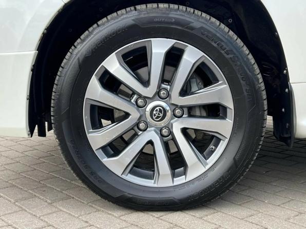 Toyota Land Cruiser 200 Series Рестайлинг 2 с пробегом 2018 года, цена 6 799 000 рублей, 190000 км, внедорожник, Автокод Объявления