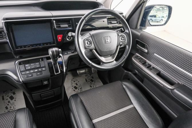 Honda Stepwgn V с пробегом 2016 года, цена 1 999 000 рублей, 89400 км, минивэн, Автокод Объявления