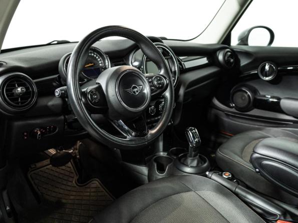 Mini Hatch III (F55/F56) Рестайлинг с пробегом 2018 года, цена 1 999 700 рублей, 96073 км, хэтчбек, Автокод Объявления