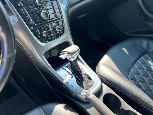 Opel Astra J Рестайлинг с пробегом 2012 года, цена 700 000 рублей, 221000 км, хэтчбек, Автокод Объявления