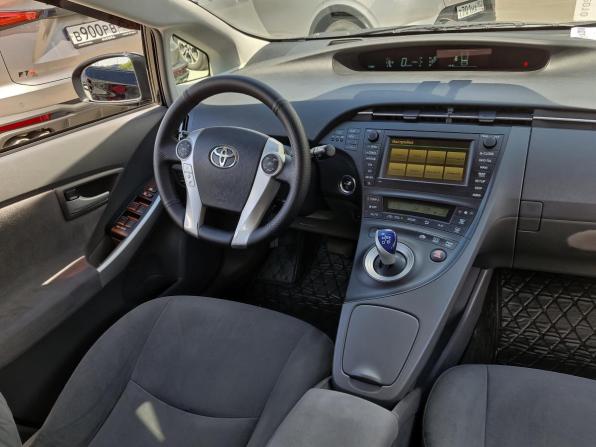 Toyota Prius III (XW30) с пробегом 2010 года, цена 896 000 рублей, 310459 км, лифтбек, Автокод Объявления
