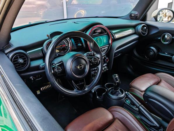 Mini Hatch III (F55/F56) Рестайлинг с пробегом 2019 года, цена 2 650 000 рублей, 112551 км, хэтчбек, Автокод Объявления