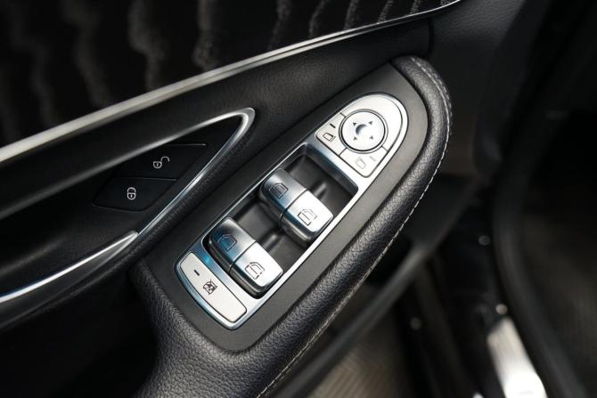 Mercedes-Benz C-Класс IV (W205) Рестайлинг с пробегом 2018 года, цена 2 640 000 рублей, 161202 км, седан, Автокод Объявления