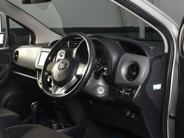 Toyota Vitz III (XP130) Рестайлинг с пробегом 2015 года, цена 719 999 рублей, 158301 км, хэтчбек, Автокод Объявления