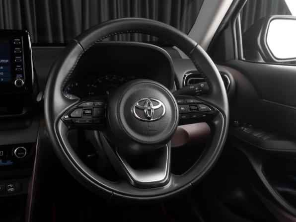 Toyota Yaris Cross с пробегом 2021 года, цена 2 357 000 рублей, 55242 км, внедорожник, Автокод Объявления