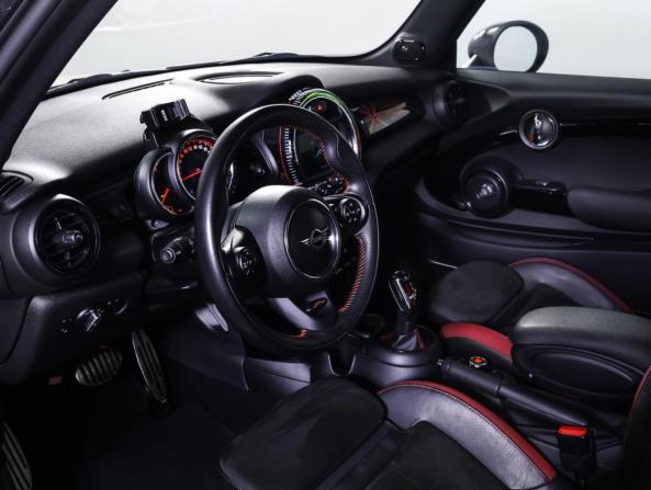 Mini Hatch III (F55/F56) Рестайлинг с пробегом 2018 года, цена 3 019 500 рублей, 49500 км, хэтчбек, Автокод Объявления