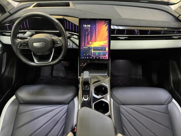 Geely Atlas II с пробегом 2023 года, цена 2 399 000 рублей, 44000 км, внедорожник, Автокод Объявления