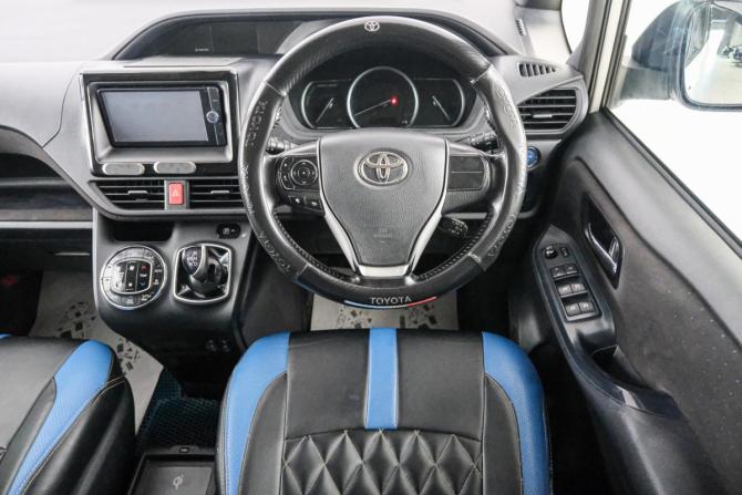 Toyota Voxy III (R80) с пробегом 2015 года, цена 1 649 000 рублей, 244000 км, минивэн, Автокод Объявления