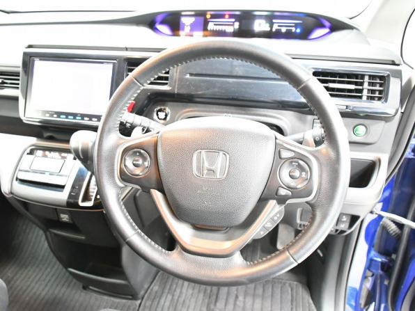 Honda Stepwgn V с пробегом 2017 года, цена 1 925 000 рублей, 67612 км, минивэн, Автокод Объявления