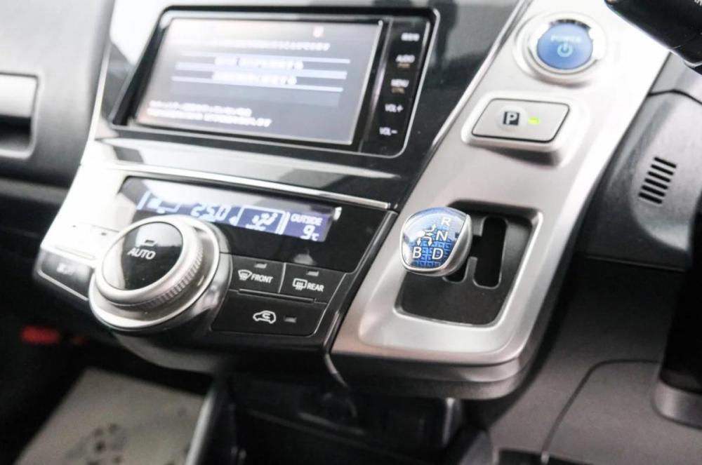 Toyota Prius Alpha I (ZVW40/41) Рестайлинг Красноярск  - изображение 17