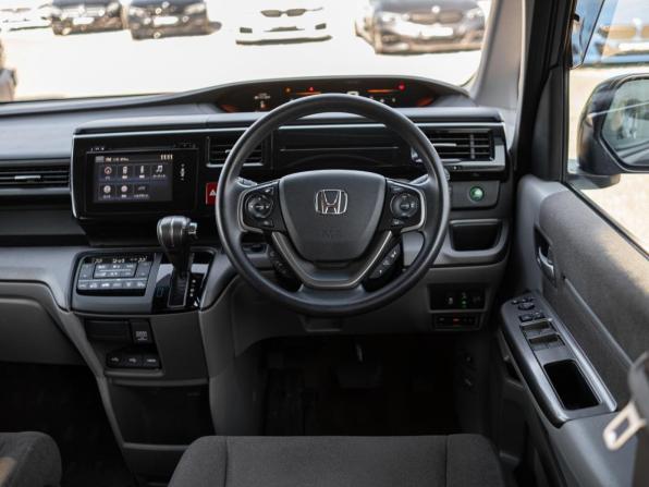 Honda Stepwgn V с пробегом 2015 года, цена 1 799 000 рублей, 176569 км, минивэн, Автокод Объявления