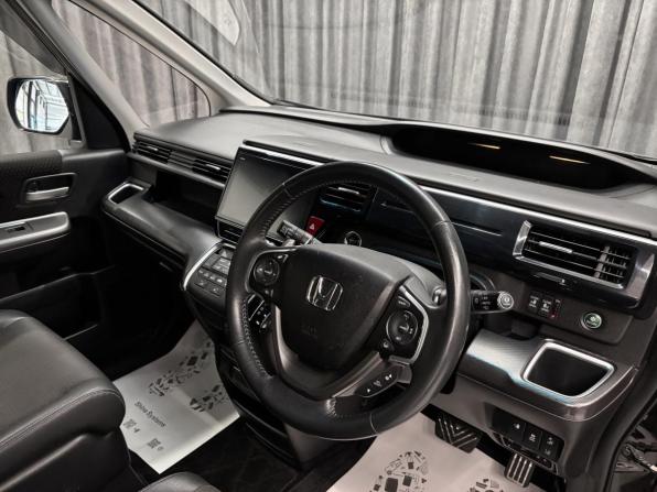 Honda Stepwgn V Рестайлинг с пробегом 2017 года, цена 2 085 000 рублей, 92000 км, минивэн, Автокод Объявления