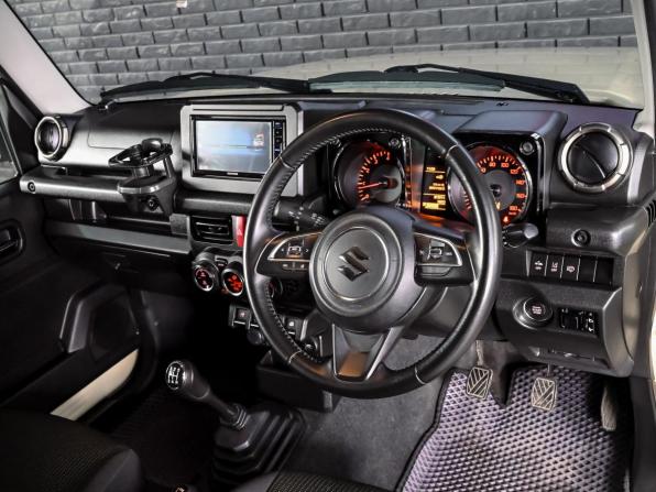 Suzuki Jimny IV с пробегом 2021 года, цена 2 300 000 рублей, 56933 км, внедорожник, Автокод Объявления