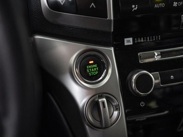 Toyota Land Cruiser 200 Series Рестайлинг 1 с пробегом 2012 года, цена 4 000 000 рублей, 260555 км, внедорожник, Автокод Объявления