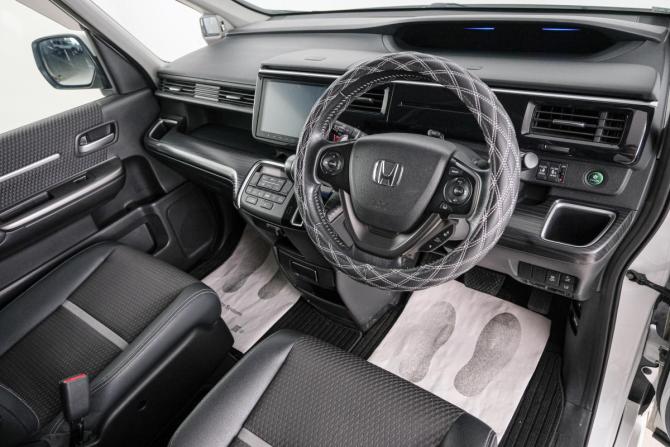 Honda Stepwgn V с пробегом 2015 года, цена 1 729 000 рублей, 198000 км, минивэн, Автокод Объявления