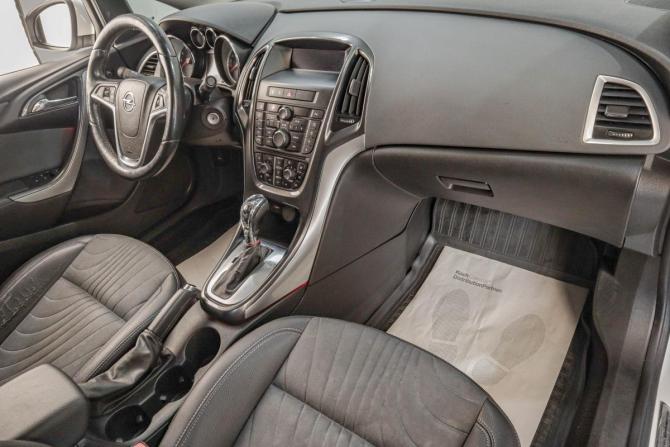 Opel Astra J Рестайлинг с пробегом 2013 года, цена 739 000 рублей, 176000 км, седан, Автокод Объявления