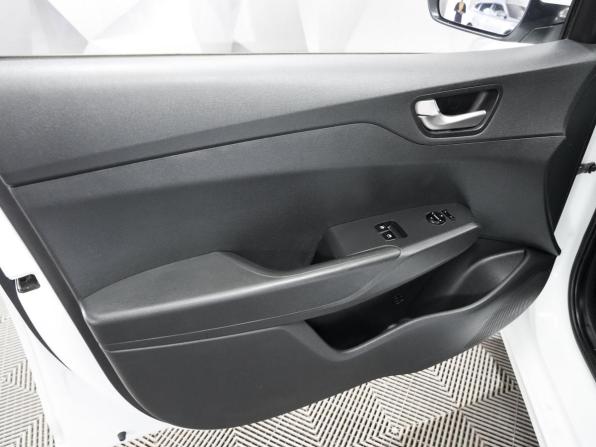 Hyundai Solaris II с пробегом 2017 года, цена 949 000 рублей, 181000 км, седан, Автокод Объявления