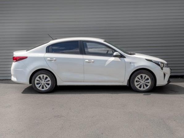 Kia Rio IV Рестайлинг с пробегом 2021 года, цена 1 550 000 рублей, 80362 км, седан, Автокод Объявления