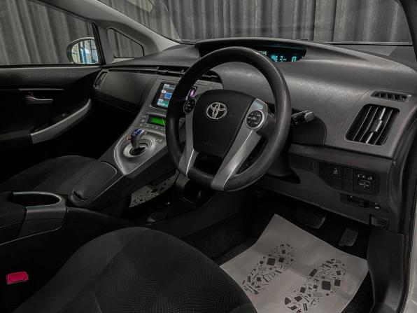 Toyota Prius III Рестайлинг (XW30) с пробегом 2013 года, цена 950 000 рублей, 325000 км, лифтбек, Автокод Объявления