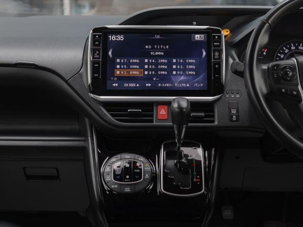 Toyota Noah III (R80) Рестайлинг с пробегом 2018 года, цена 2 300 000 рублей, 133048 км, минивэн, Автокод Объявления