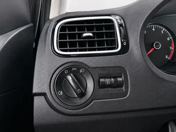 Volkswagen Polo V Рестайлинг с пробегом 2018 года, цена 1 329 000 рублей, 112000 км, седан, Автокод Объявления